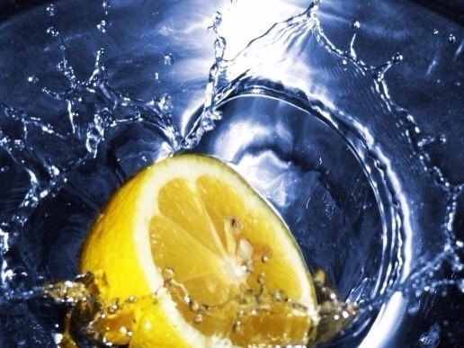7 веских причин, по которым день следует начинать со стакана воды с лимоном.