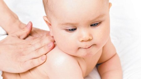 Правильный массаж при кривошее у детей и новорожденных (грудничков)