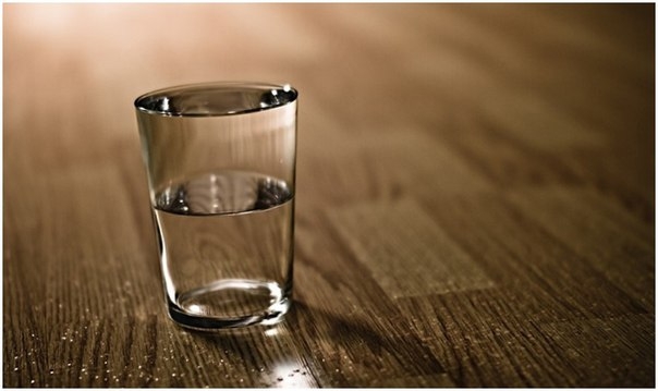 Профессор взял в руки стакан с водой вытянул его вперёд и спросил своих учеников: