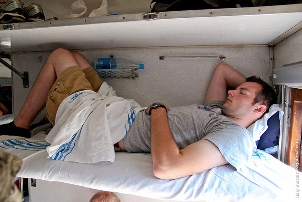 Как устает все тело от непрерывного сидения или лежания во время длительных поездок !
