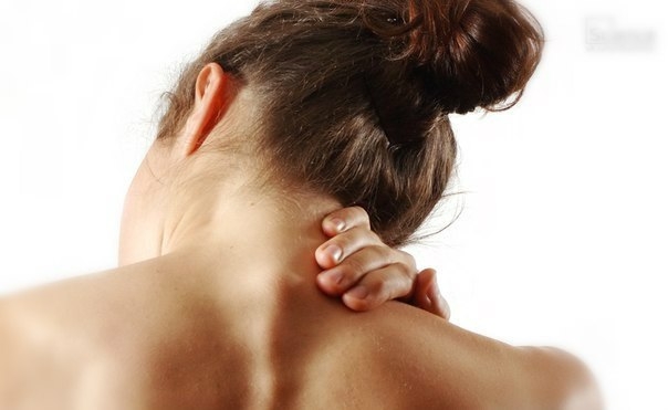 5 упражнений, которые помогут избавиться от боли в шее и плечах
