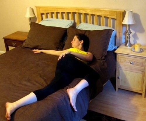 Растяжка в кровати: 6 полезных упражнений