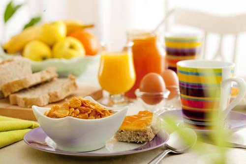 Диетические завтраки: 30 вариантов.Забирайте на стену, чтобы не потерять.Сытный, но легкий диетический завтрак — залог энергии и хорошего настроения на весь день! Он позволит вам продержаться до ланча или обеда, не срываясь на вредные перекусы. Предлагаем