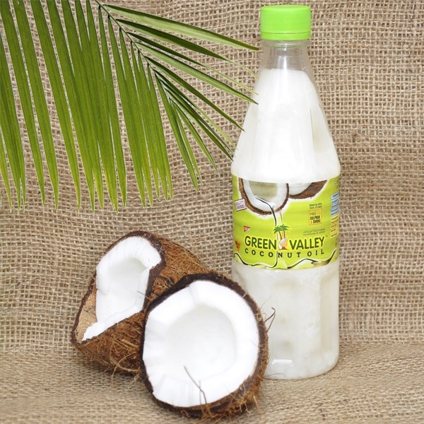 Получают из высушенной копры (мякоти ореха) кокосовой пальмы – Cocos nucifera L. (семейство арековые или пальмы – Arecaceae или Palmae).