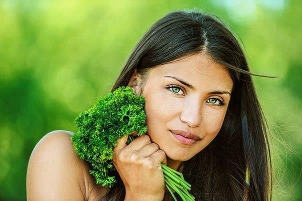 Маска для лица с петрушкой и эфирным маслом мяты Маска для лица с петрушкой и эфирным маслом мяты